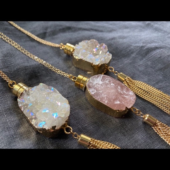 🌺AURORA QUARTZ CRYSTAL STONE BOTTLE PENDANT - Picture 4 of 5